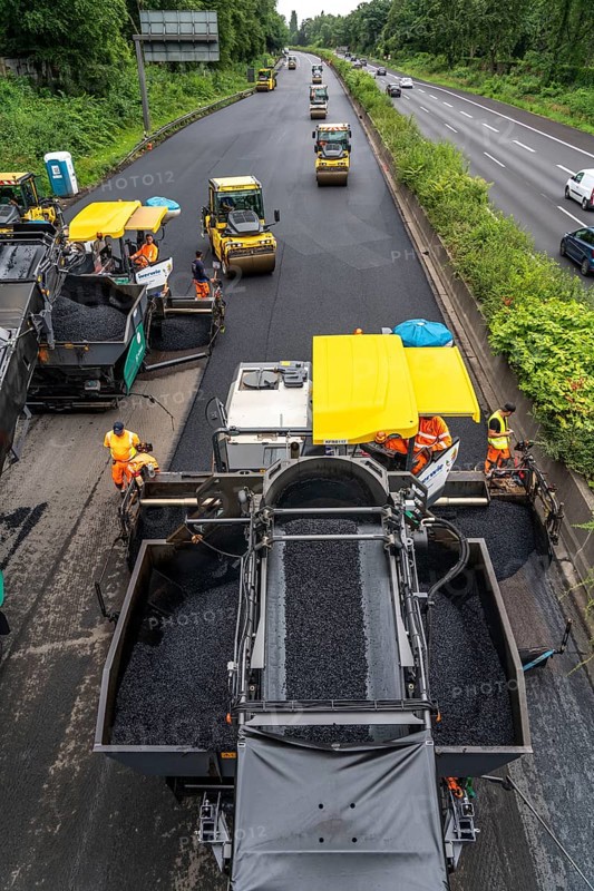 Renewal of the road surface on the A40 motorway between the Kaiserberg junction and Mülheim-Heißen, in the direction of Essen, over a length of 7.6 kilometres, with whisper asphalt, so-called open-pored asphalt, 10-day closure of the motorway, North Rhine-Westphalia, Germany, Europe