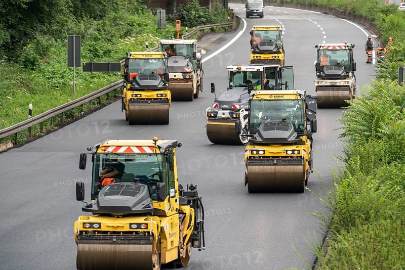 Renewal of the road surface on the A40 motorway between the Kaiserberg junction and Mülheim-Heißen, in the direction of Essen, over a length of 7.6 kilometres, with whisper asphalt, so-called open-pored asphalt, 10-day closure of the motorway, North Rhine-Westphalia, Germany, Europe