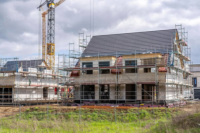 New development district, around 140 detached and semi-detached villas being built in the south of Duisburg, various property developers, shells, construction work, North Rhine-Westphalia, Germany, Europe