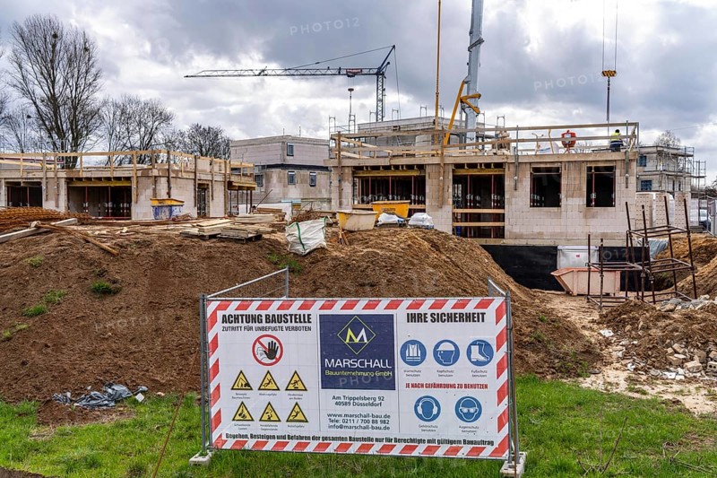 New development district, around 140 detached and semi-detached villas being built in the south of Duisburg, various property developers, shells, construction work, North Rhine-Westphalia, Germany, Europe