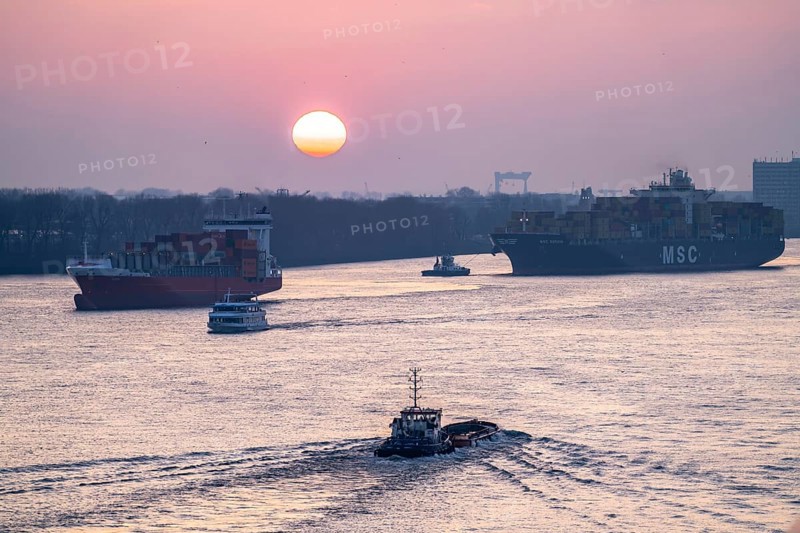 Evening shipping traffic on the Elbe, near Övelgönne, container freighter MSC Soraya arrives at Waltershofer harbour, feeder ship Ruth, Hamburg, Germany, Europe