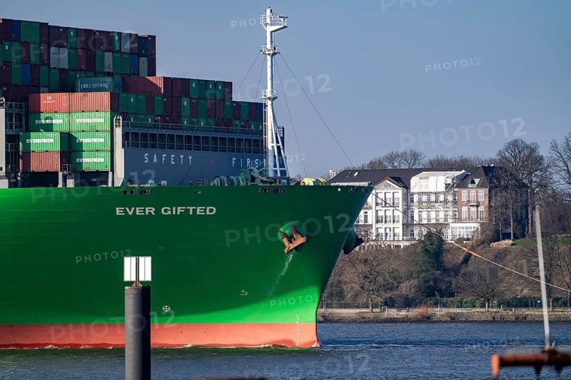 Container ship Ever Gifted, enters the port of Hamburg on the Elbe, shipping company Evergreen, Singapore, 399 metres long, can carry over 20, 000 containers, houses on the Elbchausee in Othmarschen, Hamburg, Germany, Asia