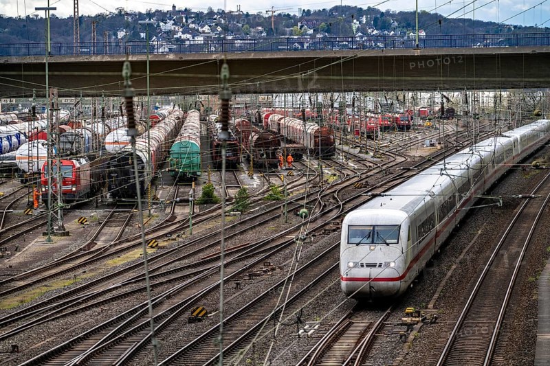ICE train at Hagen-Vorhalle marshalling yard, one of the 9 largest in Germany, located on the Wuppertal-Dortmund railway line and with 40 directional tracks on which goods trains are assembled, North Rhine-Westphalia, Germany, Europe
