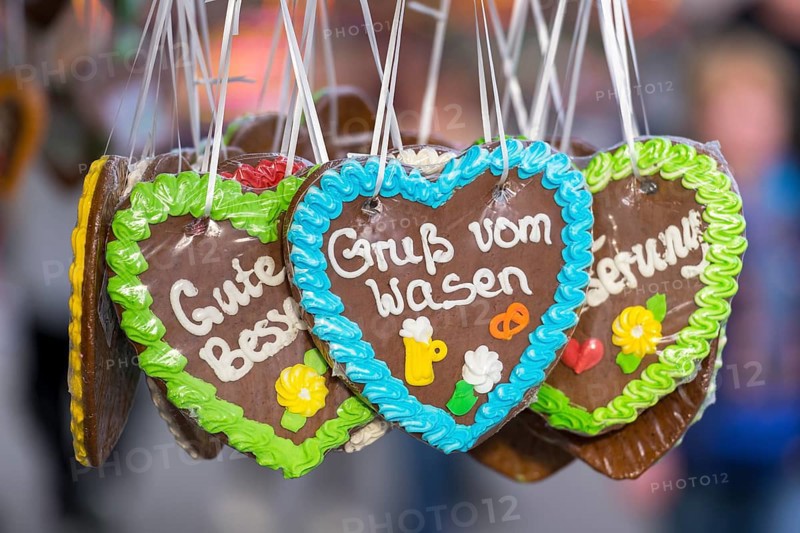 Gingerbread hearts decorated with colourful icing with the inscription 'Gruß vom Wasen', Cannstadter Volksfest, Stuttgart-Bad Cannstadt, Baden-Württemberg
