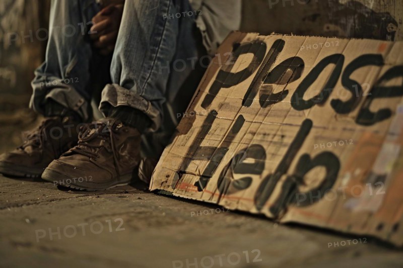 Cardboard sign with text 'Please help' and beggar in street. KI generiert, generiert, AI generated