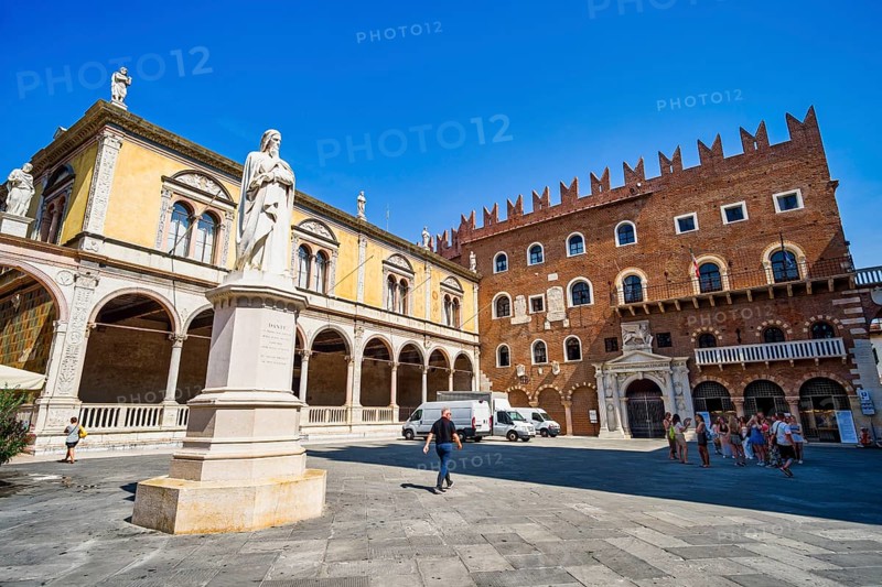 Dante monument in Piazza dei Signori, Verona, Veneto, Italy, Europe