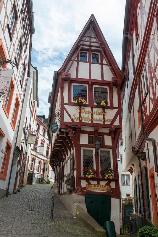 Half-timbered house in a narrow old town street with floral decorations and romantic atmosphere, weaving room, pointed house, Bernkastel district, Bernkastel-Kues, Moselle, Rhineland-Palatinate, Germany, Europe
