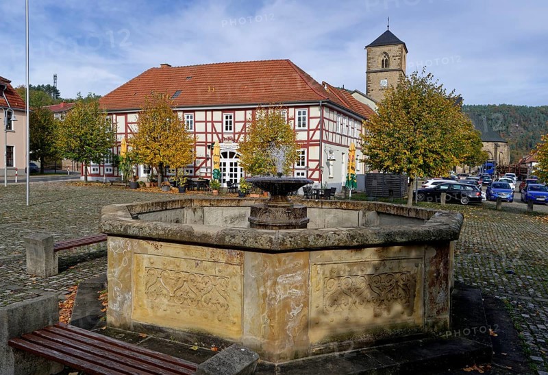 Fountain on the Plan, a cobbled square in the centre of Creuzburg. Creuzburg district, Thuringia, Germany, Europe