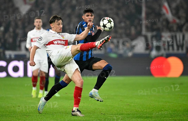 Duel, action Anthony Rouault VfB Stuttgart (29) against Raoul Bellanova Atalanta BC Bergamo (16) Champions League, MHPArena, MHP Arena Stuttgart, Baden-Württemberg, Germany, Europe