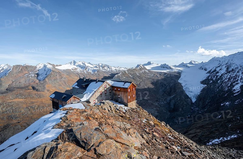 Snowy mountain landscape, mountain hut Ramolhaus in autumn with snow, in the evening light, view of Gurgler Ferner with summit Hochwilde and Falschungsspitze, Ötztal Alps, Tyrol, Austria, Europe
