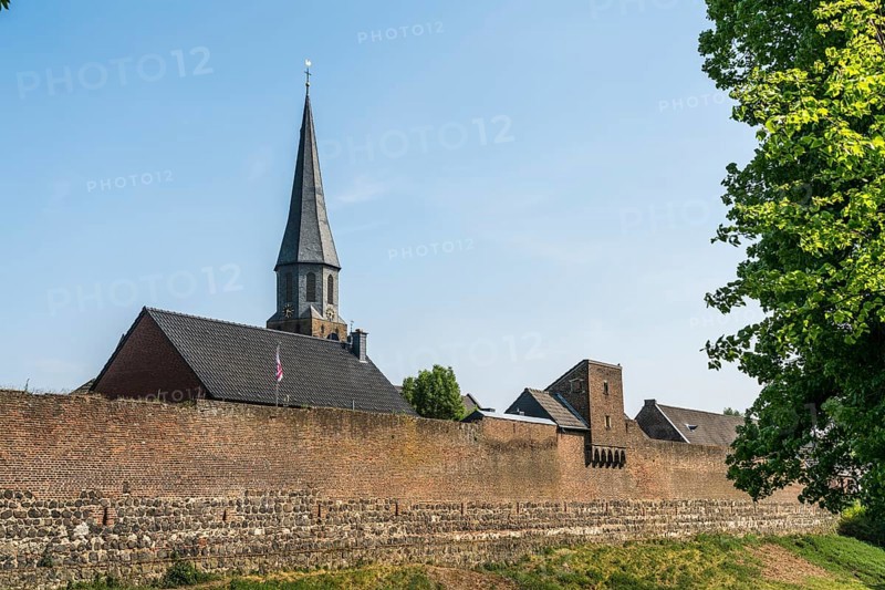 Town wall and parish church of St Martinus in the town of Zons, Dormagen, Lower Rhine, North Rhine-Westphalia, Germany, Europe