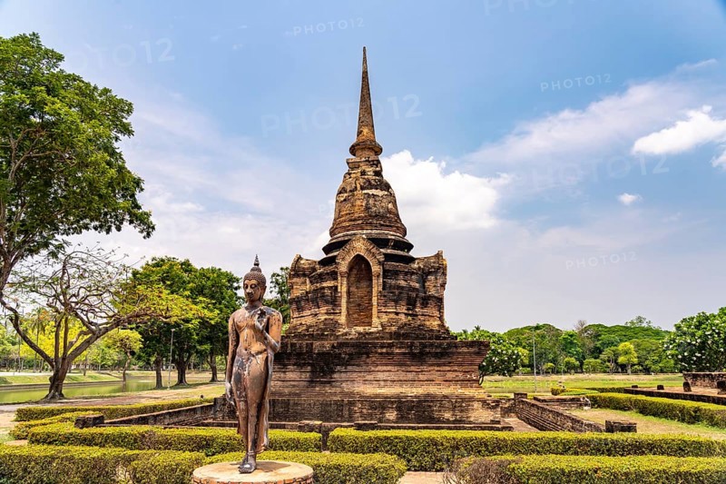 Buddha statue and chedi of the Buddhist temple Wat Sa Si, UNESCO World Heritage Sukhothai Historical Park, Thailand, Asia