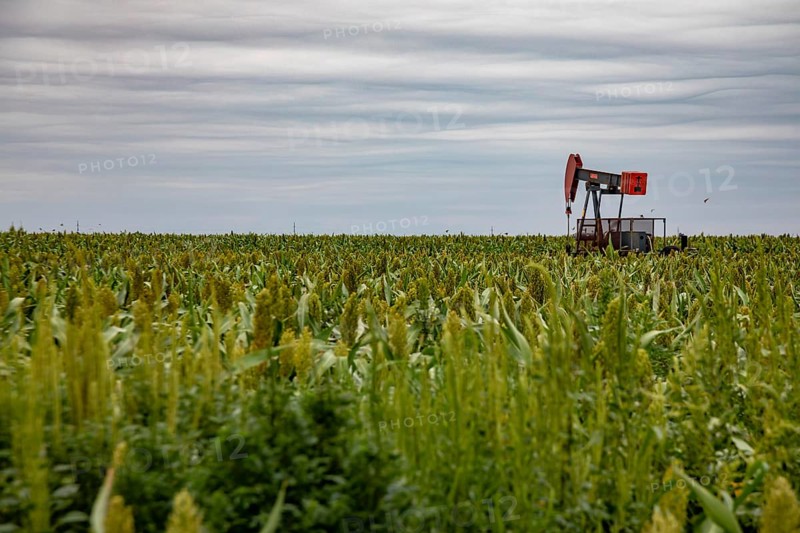 Hugoton, Kansas, An oil well in a farmer's field in southwest Kansas