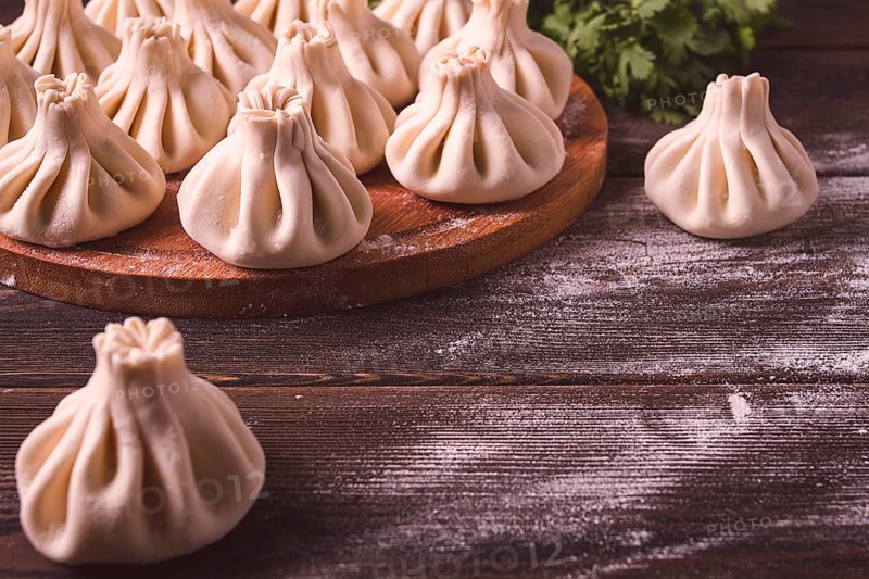 Rohes Khinkali, traditionelles georgisches Gericht, auf einem Holztisch, selektiver Fokus, rustikal, keine Menschen