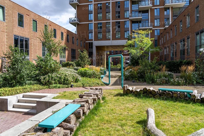 De Groene Kaap residential complex, in the Rotterdam Feijenoord district, on the Maashaven, Katendrecht neighbourhood, 450 flats and shops, spread over 5-19 storey buildings, with many inner courtyards, balconies and an accessible roof garden, partly over bridges, partly as a kitchen garden, which extends over all buildings and can also be used by the public, lots of greenery to promote the microclimate, energy-efficient construction, Netherlands