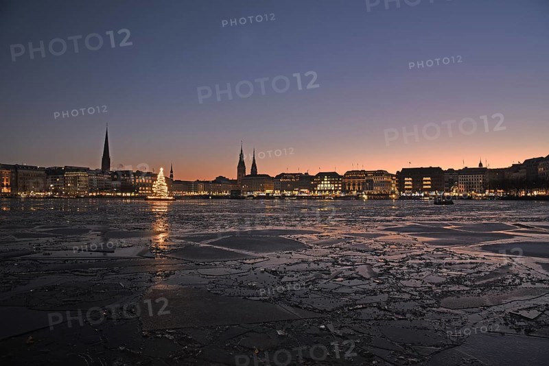 Europe, Germany, Hamburg, City, Inner Alster Lake, ice, Lichtertanne, night shot, city panorama, towers of the city, Europe