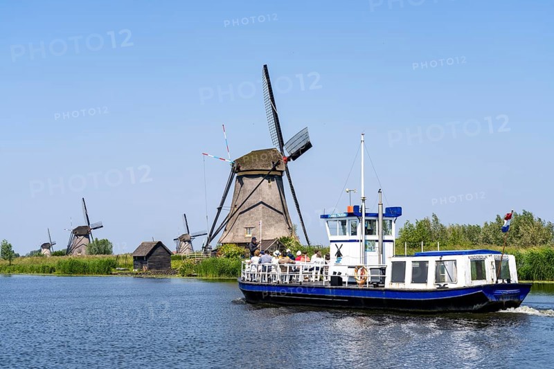 Kinderdijk, 18 windmills that were supposed to pump the water out of the polders in order to utilise the land, one of the most famous sights, UNESCO World Heritage Site, tour boat, Canal Cruiser, Netherlands
