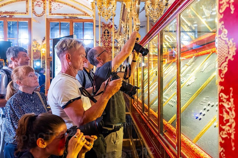 In December 2022, the Dresden public prosecutor's office, the Soko Epaulette and the LKA Saxony succeeded in recovering a significant proportion of the stolen goods taken during the burglary of the Historic Green Vault. Despite the continued seizure by the district court, it is now possible for the first time to exhibit the jewels in their original location and to experience the Historic Green Vault almost in its entirety. The exhibits attracted a great deal of media interest, Presentation of the recovered jewels from the Historic Green Vault, Dresden, Saxony, Germany, Europe
