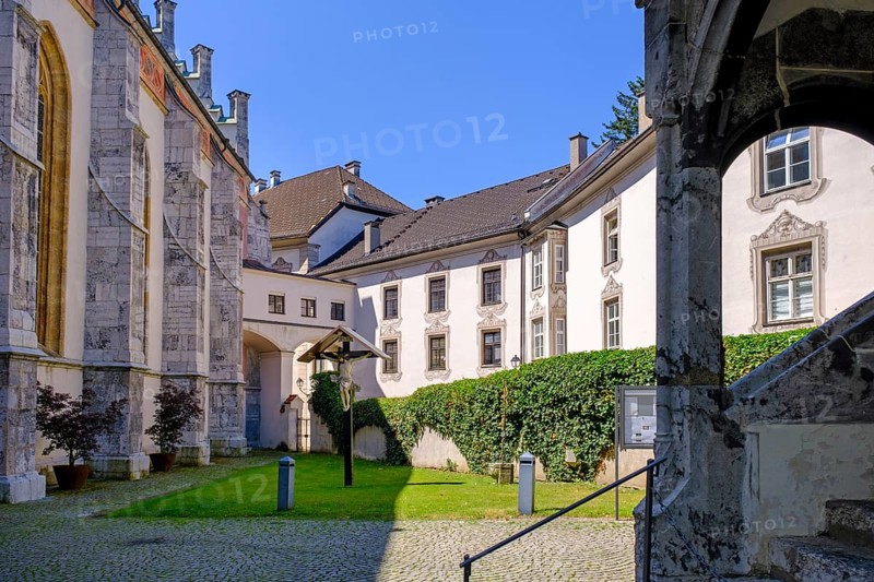 Palais Enzenberg, with parish church of the Assumption of the Virgin Mary, Schwaz, Inntal, Tyrol, Austria, Europe