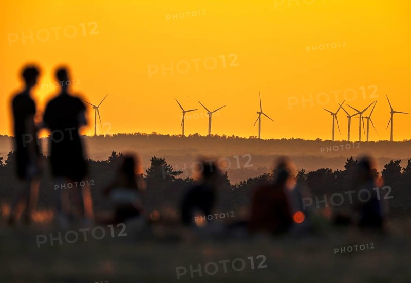 The Drachenberg in Berlin is well visited at sunset. A wind farm near Nauen in Brandenburg can be seen in the background, 23/08/2022