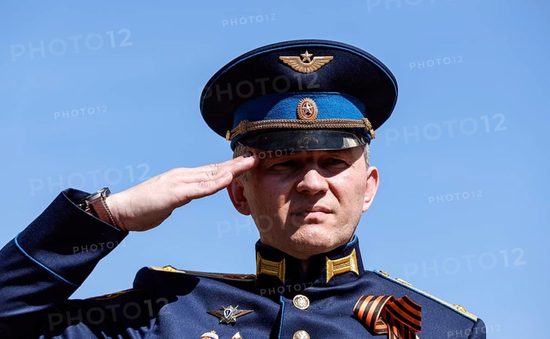 Russian officer salutes at the Soviet memorial on Straße des 17. Juni to commemorate the Soviet soldiers who died during the Second World War, Berlin, 09.05.2024. On May 1945, Germany surrendered and the Second World War ended in Europe. In Russia, Remembrance Day is celebrated on 9 May, Berlin, Berlin, Germany, Europe