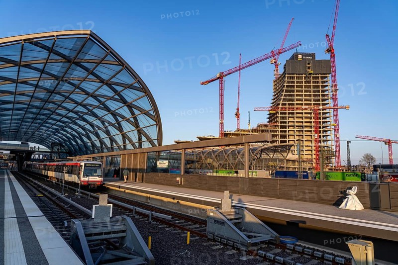 Shell of the Elbtower construction project, the architectural completion of Hafencity Hamburg, in the east, is to grow to 64 storeys and 245 metres in height, construction was halted due to the insolvency of Signa Prime Selection AG of the Austrian real estate entrepreneur René BenkoHamburg, Elbbrücken underground and S-Bahn station, Hamburg, Germany, Europe