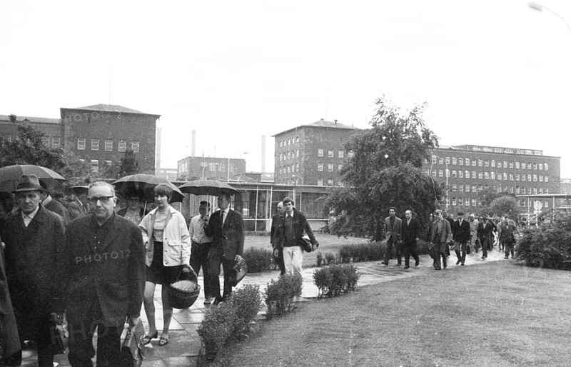 DEU, Germany, Dortmund: Personalities from politics, business and culture from the years 1965-71. Hüls. Jobs at the chemical works ca. 1965-6. shift change, Europe