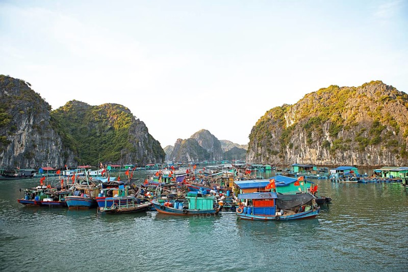 Floating fishing village of Cai Beo and karst rocks in Lan Ha Bay, Halong Bay, Vietnam, Asia
