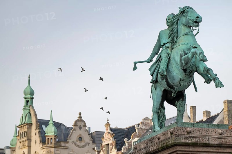 Monument, bronze sculpture, equestrian statue of Absalon of Lund, Bishop of Roskilde, by Vilhelm Bissen, Højbro Plads, Copenhagen, Denmark, Europe