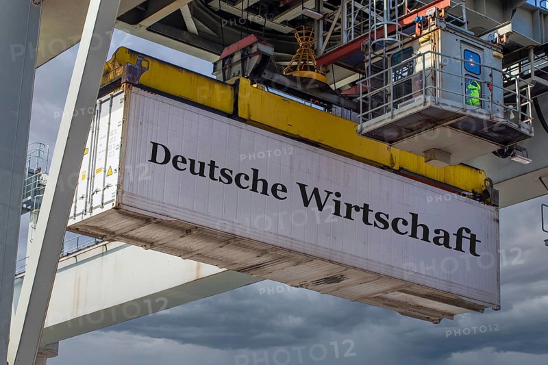 DEUTSCHE WIRTSCHAFT lettering on a shipping container (Composing)
