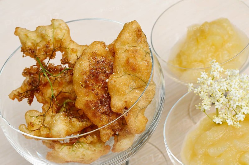 Swabian cuisine, elderberry cakes with apple sauce, elderberry cakes, elderflowers in pastry, dessert, dessert, fat baked goods, served in glass bowls, grandmother's kitchen, regional, home cooking, typical Swabian, classic recipe, traditional cuisine, food photography, studio, Germany, Europe