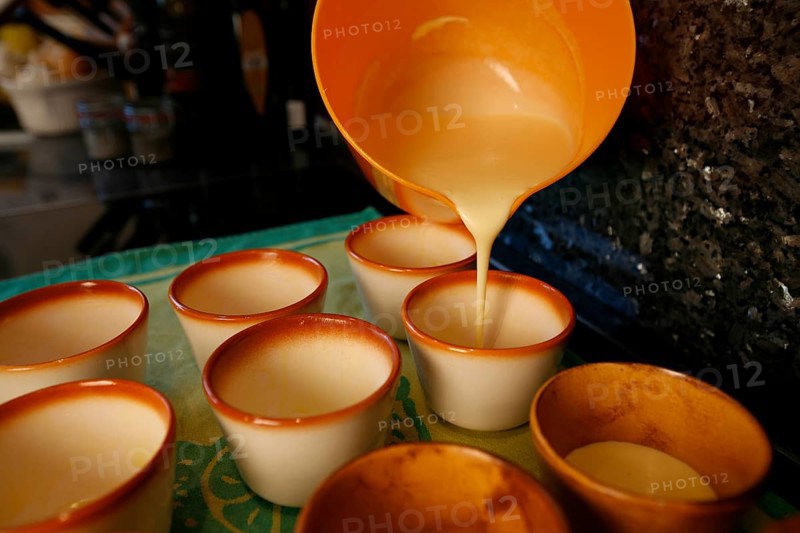 Swabian cuisine, preparation of Pfitzauf with sorrel sauce, vegetarian, baked, raw dough is poured into moulds, mixing bowl, grandmother's kitchen, regional, home cooking, typical Swabian, traditional cuisine reinterpreted, food photography, studio, Germany, Europe