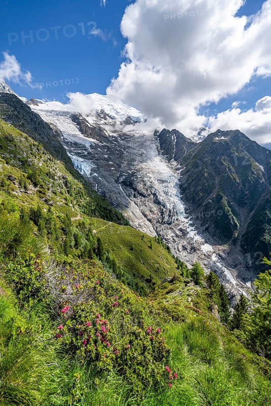 Impressive mountain landscape with glacier, view of glacier Glacier de Taconnaz, hike La Jonction, Chamonix, Haute-Savoie, France, Europe