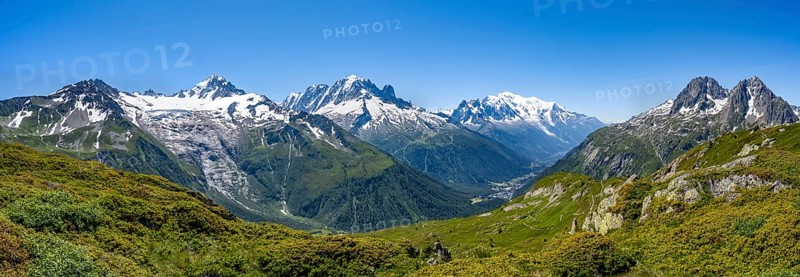 Mountain panorama with glaciated peaks, Aiguille du Midi and Mont Blanc, Aiguille de Mesure and Aiguille de Chamois, hike to Aiguillette des Posettes, Chamonix, Haute-Savoie, France, Europe