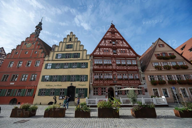Historic medieval inns, on the left the former Ratstrinkstube, Gasthaus Zur Glocke and Deutsches Haus, Weinmarkt, Dinkelsbühl, Bavaria, Germany, Europe