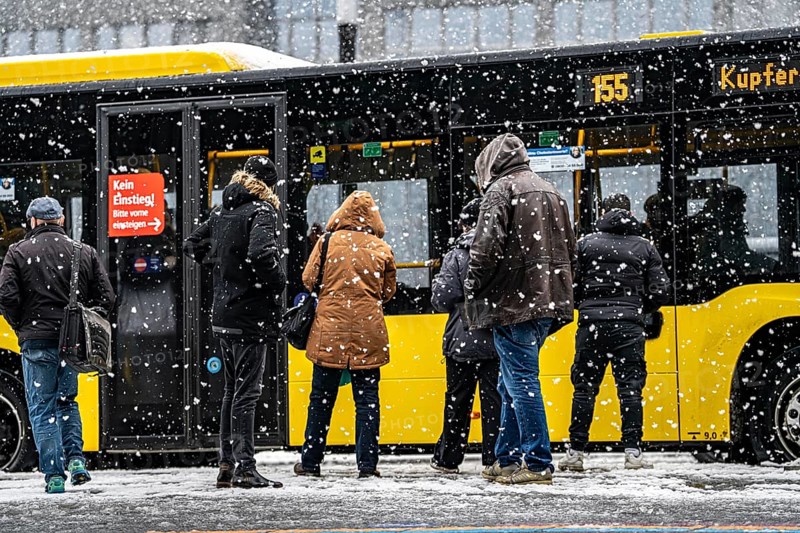 Winter weather, heavy snowfall, passengers waiting for the bus in the snow, at Essen central station, North Rhine-Westphalia, Germany, Europe