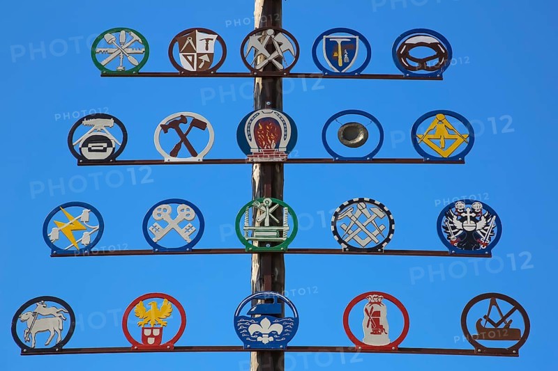 Sign of craftsmanship on the maypole, tradition, customs, Alter Schulplatz, Hemmingen, Ludwigsburg district, Baden-Württemberg, Germany, Europe