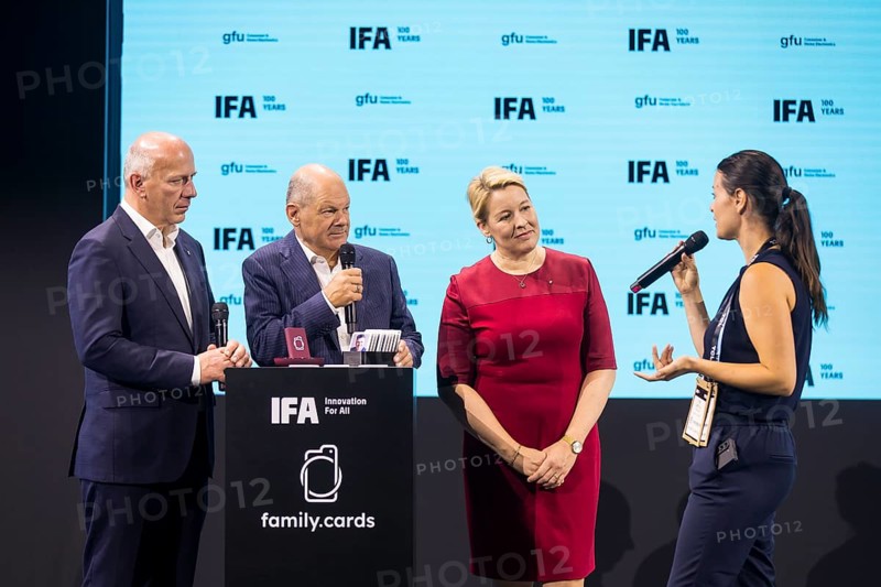 Kai Wegner (Governing Mayor of Berlin, CDU), Olaf Scholz (Chancellor of the Federal Republic of Germany, SPD) and Franziska Giffey (Senator for Economics, Energy and Public Enterprises and Mayor of Berlin, SPD) are shown family.cards, a start-up to increase smartphone use for older people, during a press tour of the IFA (Internationale Funkausstellung) exhibition at the exhibition grounds, Berlin, 06/09/2024