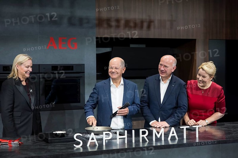 Olaf Scholz (Chancellor of the Federal Republic of Germany, SPD), Kai Wegner (Governing Mayor of Berlin, CDU) and Franziska Giffey (Senator for Economics, Energy and Public Enterprises and Mayor of Berlin, SPD) are shown an AEG hob during a press tour of the IFA (Internationale Funkausstellung) exhibition at the exhibition grounds, Berlin, 06/09/2024