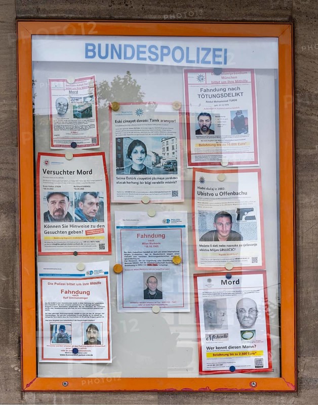 Police station of the Federal Police at the main railway station, display case with current wanted posters for criminals, terrorists, wanted posters, wanted photos, Düsseldorf, North Rhine-Westphalia, Germany, Europe