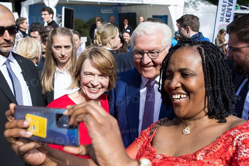 Elke Büdenbender (woman of the Federal President) and Frank-Walter Steinmeier (President of the Federal Republic of Germany) have their photo taken with guests from the partner country Kenya at the Federal President's Citizens' Festival in Bellevue Palace Gardens, Berlin, 14/09/2024