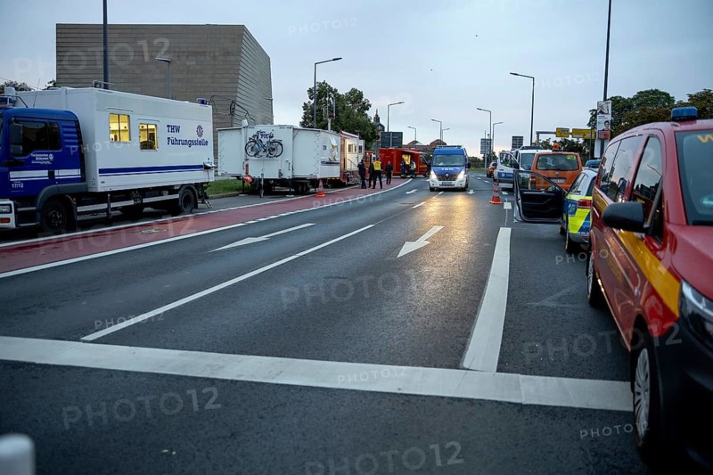 THW (Technisches Hilfswerk and fire brigade) vehicles near the partially collapsed Carola Bridge in Dresden, 11/09/2024