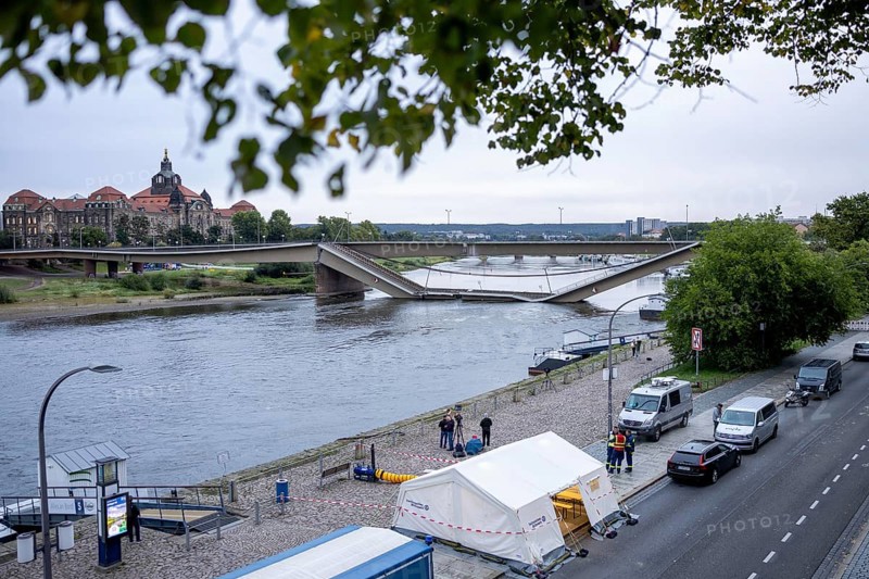 Partially collapsed Carola Bridge seen from the Königsufer Terrassen in Dresden, 11/09/2024