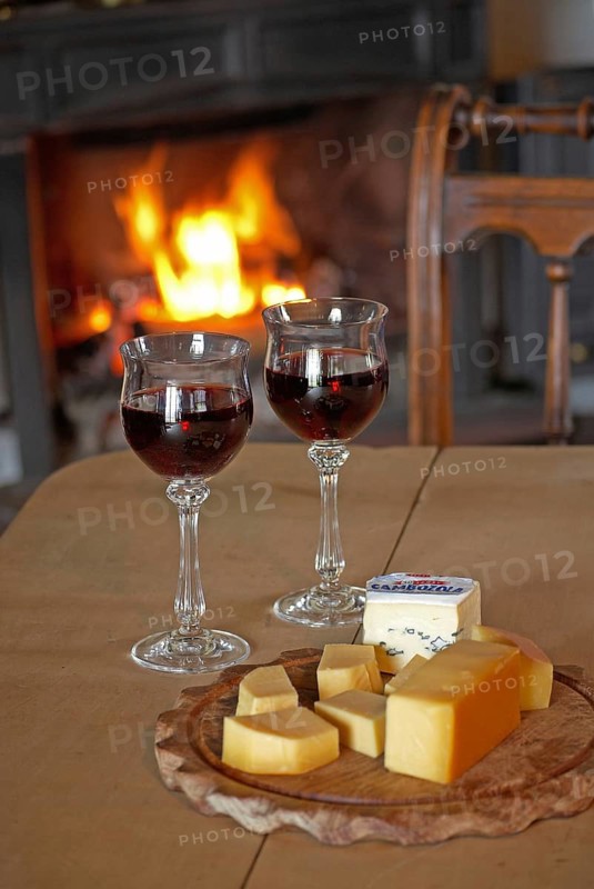 Red wine in glasses, nutrition, food, alcohol, food culture, open fire, romance, cheese platter, Hamburg, Hamburg, Federal Republic of Germany