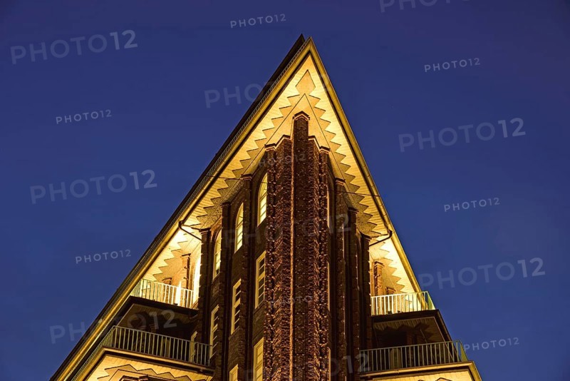 Europe, Germany, Hamburg, City, Kontorhausviertel, Chilehaus, Clinker brick facade, built 1922 to 1924 by Fritz Höger, World Heritage Site, Night, Gable end, Rooftop, Europe