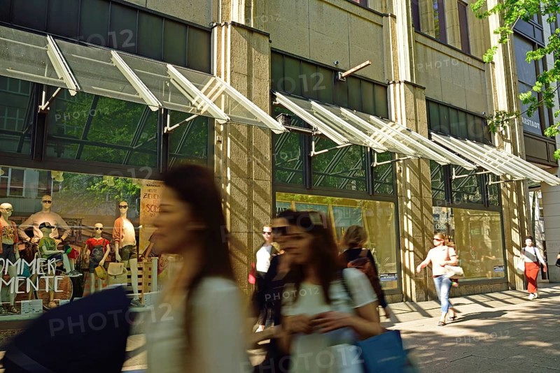 Germany, Hamburg, City, Mönckebergstraße, main shopping street, passers-by in motion, Karstadt department stores', window front, Europe