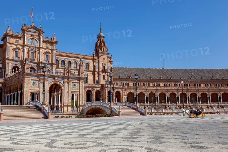 Plaza de Espana (Spain Square), built in 1928 for the Ibero-American Exposition of 1929, landmark of regionalist architecture, Parque de Maria Luisa (Maria Luisa Park), Seville, Andalusia, Spain, Europe