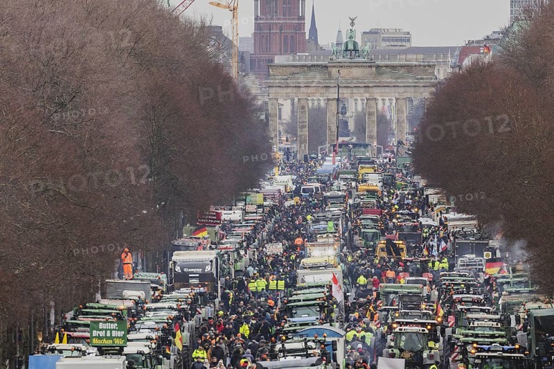 Road blockades, taken as part of the farmers' protests in Berlin, 15 January 2024. 10, 000 participants are expected on Monday as part of the farmers' protest week. Among other things, they are protesting against the austerity plans of the traffic light government