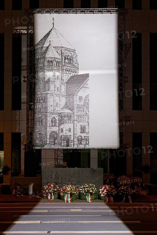 Memorial stone and large photo of the old synagogue at its former location in Kasernenstraße, light installation by artist Mischa Kuball to commemorate the Reichspogromnacht 1938, Düsseldorf, North Rhine-Westphalia, Germany, Europe