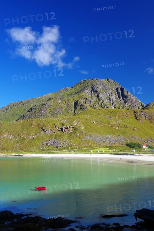 Fine, crystal-clear sandy beach with turquoise-green water and a red boat, high mountains, Haukland Strand, Leknes, Lofoten, Vestvågøy, Nordland, Norway, Europe